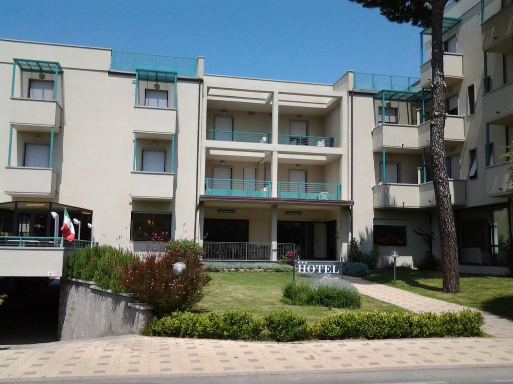 Hotel Flora Marina Di Bibbona Exterior photo