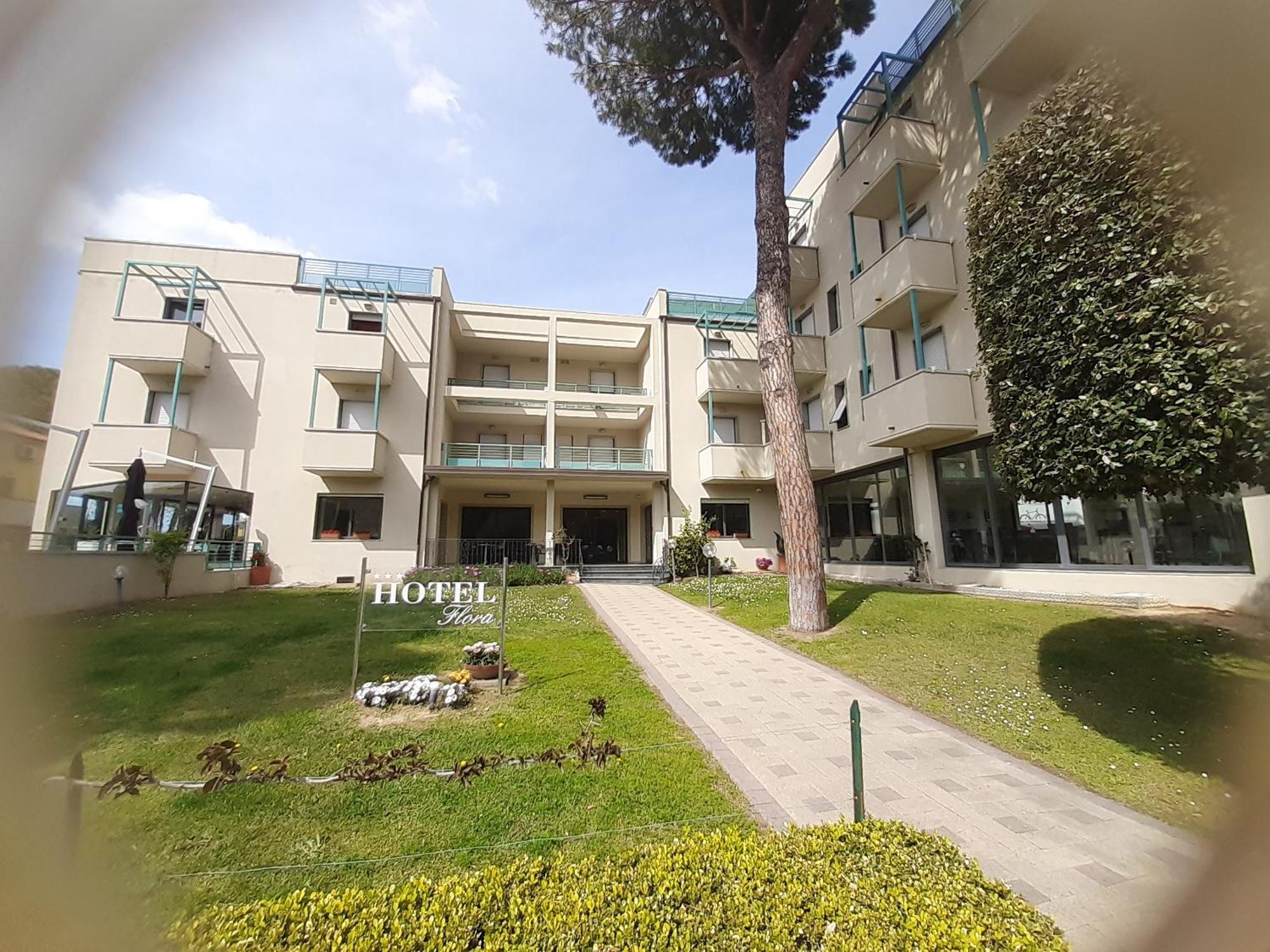 Hotel Flora Marina Di Bibbona Exterior photo