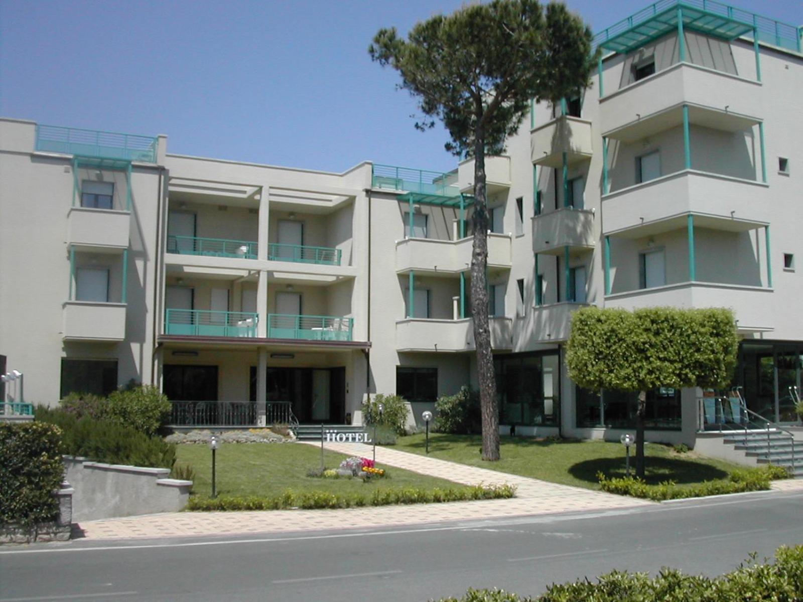 Hotel Flora Marina Di Bibbona Exterior photo